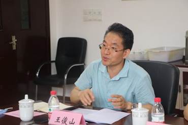 7静安区教育学院科研室主任、特级教师王俊山指导课题